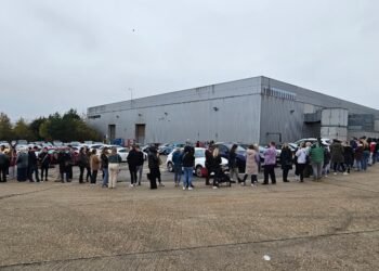 Police called as Cookware fans queue for Four Hours at Le Creuset Sale in Hampshire