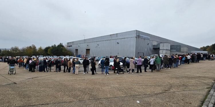 Police called as Cookware fans queue for Four Hours at Le Creuset Sale in Hampshire