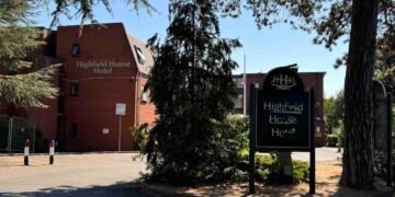 Metal Fencing put up around Southampton’s Highfield House Asylum Hotel – residents at Avondale Court still go unprotected